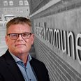 »Jeg tager skarp afstand fra citaterne fra lydfilerne, som er fremgået af pressen. Forvaltningen har tydeligt og klart understreget, at der ikke er og ikke har været en gatekeeper i forvaltningen. Det mener jeg dementerer den påstand,« siger borgmester Torben Hansen til Din Avis. Collage: Kian Johansen via Canva