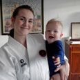 Sara Kleis med næste generation karatekid på armen. Nu starter hun et formiddagshold i Hornslet, hvor der er plads til alle aldre og alle niveauer, og hvor man kan stifte bekendtskab med karatetræningens mange fordele