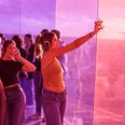Unge til silent disco-koncert i regnbuen på toppen af ARoS. Foto: Aros