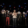 Forestillingen 'Livet til låns' kan opleves på Svalegangen i denne weekend. Forestillingen er skabt af aarhusianske Eutopia i samarbejde med Teatret Svalegangen og støttet af Aarhus Kommune, Kultur & Sundhed og griber fat i problematikker og glæder, der opstår efter mange års levet liv. Foto: Anders Teibel