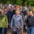 Sammen med tårnkomiteens formand besigtigede kongen Himmelbjergtårnet, inden festen fortsatte på festpladsen, hvor Tårnkomiteens formand bød velkommen og borgmester Frands Fischer holdt fødselsdagstalen. Derefter plantede kongen "Kongeegen" på Himmelbjerget. Foto: Per Bille
