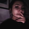 Naomi er eneste teenager i programmet, og hun oplever det især svært at undvære sin telefon gennem de dage, hun befinder sig på landet uden strøm under eksperimentet. Foto: DR