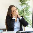Ensidige arbejdsstillinger, få bevægelser og stress er noget af det, der kan give dig spændinger i nakken. Foto: Adobe Stock