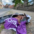 Omkring kirken i Hammel ligger et par krøllede valgplakater, og nogle ensomme strips hænger i lygtepælene, men de fleste steder er både strips og valgplakater helt fjernet. Foto: CSJ