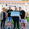Sidste års vindere af Handicap Melodi Grand Prix, Hitpatruljen, tog imod gavechecken på vegne af HGP 2024. På billedet ses filialdirektør Ingemarie Hønnicke (tv) fra Nordea i Skanderborg sammen med Torben Hedegaard, Dorthe Strunge og Mergim Peci fra Hitpatruljen. Pressefoto