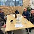 Indehaver af 'Koed Tømreren' Kasper Salling Bang (forrest th.) har siden 2015 haft et tæt samarbejde med virksomhedsudvikler Ulrik Trend Mogensen, trendmogensen ApS (bagerst th.). Aktuelt om, hvordan virksomheden bedst gøder jordbunden for fremtidens lærlinge. På modsatte side af bordet, troldmanden og hans lærling, mentor Casper Ejlersen og læring Tobias Revsbech. Foto: Lars Norman Thomsen