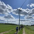Deltagerne på busturen fik mulighed for at opleve at komme tæt på 150 meter høje vindmøller i Sønderjylland for at konstatere om de generer med støj, når man står tæt på dem. Foto Lars Norman Thomsen