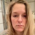 Man kan ikke se, hvor ondt det gør, når Julie er værst ramt af sin kroniske hovedpine. Her har hun selv taget et billede, efter mange timer i smerte. Foto Julie Bülow.