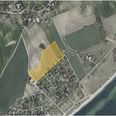Allerede i 2019 blev området ved Holme Strand udpeget som muligt sommerhusområde. Først nu sættes arbejdet med en lokalplan i gang og det ser ud til, at det resulterer i 14 nye huse. Grafik: Syddjurs Kommune