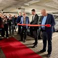 Borgmesteren og OK's direktør stod side om side for at klippe snoren. Pressefoto