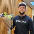 Anton Horslund Laursen umiddelbart efter eksamen. Her fik han traditionen tro overrakt en buket blomster af uddannelsesleder Heidi Bornhøft. Foto: Learnmark Horsens