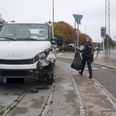 Ingen personer var dog umiddelbart kommet alvorligt til skade, men enkelte af de involverede parter blev tilset i en ambulance og efterfølgende kørt til kontrol på hospitalet. Foto: Presse-fotos.dk