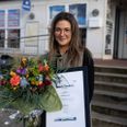Landsbyprisen gik sidste år til Stauning i Ringkøbing-Skjern Kommune. Den blev overrakt til Ebba Lange Andersen fra den vestjyske landsby. Foto. Region Midtjylland