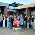 Eleverne fra 7. og 8. årgangs valghold, som designer forsiden til Ebeltoft Folketidendes 100-års særudgivelse. Foto: Ebeltoft Skole