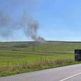 Traktoren, som arbejdede med at forberede græsarealerne mellem solpanelerne, brød i brand tidligere i dag. Røgskyen kunne tydelligt anes på lang afstand. Foto: Per Øxenholt