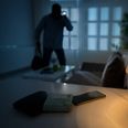 Da indbrudstyven så politiet, forsøgte han at flygte fra stedet gennem boligens have. Betjentene var dog hurtigere og fik ham anholdt kort derefter. Modelfoto: AdobeStock