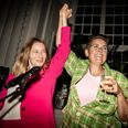 Pia Olsen Dyhr og Kira Marie Peter-Hansen fra SF jubler under søndagens valgfest hos Socialistisk Folkeparti (F) i forbindelse med valget til Europa-Parlamentet, men de glade SF'ere må konstatere, at de ikke formåede at vippe Socialdemokratiet af pinden på Djursland som største parti. (Foto: Mads Claus Rasmussen/Ritzau Scanpix)