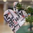 Ugeaviser og magasiner er glimrende til både julehjerter og som indpakningspapir. Århus Onsdag ønsker alle en god jul. Foto: Tahmasbi