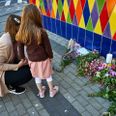 En mor og datter lægger blomster foran Tivoli Friheden i Aarhus dagen efter ulykken. Foto: Mikkel Berg Pedersen/Freelance/Ritzau Scanpix