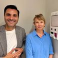 Skoleleder og byrådsmedlem Martin Christensen poserer med byrådsmedlem Matilde Dueholm ved en af de nye menstruationsbokse på Virupskolen i Hjortshøj. Foto: Privat