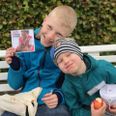 Brødrene Jonatan på 9 år og Jeppe på 4 samlede ind med deres familie i Hinnerup. Foto: Røde Kors Hadsten-Hinnerup