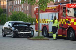 En personbil kørte torsdag frontalt ind i en af brandvæsnet tankvogne, som var kaldt ud til branden på Aarhus Kræmmermarked.