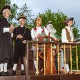 Til søs på skibet Hispaniola på jagt efter Kaptajn Flints skat med fra venstre skibslægen, doktor Livesey, Ketil Lovdal Bro, kaptajn Smollett, Tom Hedegaard, første styrmand, Julie Birkeskov, godsejer Trelawny, Ib Lundgaard Jensen, og drengen Jim, Noel Haugland Farver. Pressefoto
