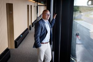 Aarhus Airport skal endnu engang på jagt efter en ny direktør. Den nuværende, Brian Worm, har sagt op, fordi han ikke kan lide eksponeringen. 