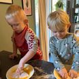 Når børnene hjælper til i køkkenet, så ser de, hvad de spiser og bliver mere madmodige. Her er det Lue (til højre) og Jonas, der panerer fisk i Maiken Lind Høeghs køkken. Pressefoto