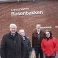 Ældreudvalget foran Lokalcenter Rosenbakken, hvor de holder møder. Fra venstre mod højre er det: Jens Bruun-Madsen, Jytte Christensen, Ole Tønder og Lise-Lotte Kjær.