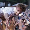 Martin "Saveus" Hedegaard sluttede koncerten på Bøgescenerne af med crowdsurf. Foto: Mike Madsen