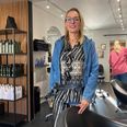 Det er vigtigt for Mette Gade Jørgensen, at hun ikke bare »er gemt væk på kontoret,« som hun udtrykker det. Hun skal have saksen i hånden hver uge. Foto: CSJ