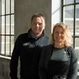 Karina og Kristian Busk flytter vin- og delikatesseforretningen Hos Walter og er ved at indrette et gammelt autoværksted til by butik. Foto: Lone Bolther Rubin