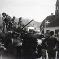 Børnene fejrede også friheden, da den endelig kom efter fem års tysk besættelse. Her på Torvet i Ebeltoft, hvor englænderne ankom den 13. maj 1945. Dyk ned i historien om besættelsen, når du er hemmelig agent for en dag i Museum Østjyllands særudstilling Under Krigen i efterårsferien. Det er gratis at lege med. Foto: Ebeltoft Byhistorisk Arkiv