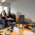 Mediekonsulenterne er i fuld sving på Lokalavisens nye kontor på Bredgade i Kolind.