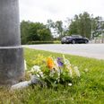 Mandag eftermiddag er drabet af en 50-årig kvinde ved parkeringspladsen ud for Grøndalsvej 272 i Viby markeret med blomster. Foto: Miles Liley