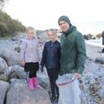 Nicoline (5), Freja (10) og Jess Flarup fra Hedensted havde taget lidt tidligere fri for at komme og hjælpe med at rydde op på Moesgård Strand.