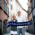 Lukas Friis Heidemanns skifte til italienske Atalanta smitter økonomisk af på Grenaa IF Fodbold, fordi barndomsklubben skal have udbetalt en procentdel af transfersummen i form af de såkaldte solidarietspenge. Her ses Lukkas sammen med kæresten Amalie, som også er med i Italien. Arkivfoto