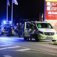 Flere patruljer blev sendt til Ebeltoft, hvor politiet fandt den 18-årige mand, der var blevet stukket med kniv, i en bil ved en tankstation. Foto: Presse-fotos.dk