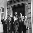 Lærerstaben (undtagen rektor og lektor Arne Karlsen) for den nyåbnede Arkitektskole på Nørreport. På billedet ses professor Niels-Ove Lund, havearkitekt Sven Hansen, lektor, ingeniør Søren Abrahamsen, arkitekt C.F. Møller, professor Johan Richter, lektor Johannes Exner, administrator, cand.oecon Arne Sørensen og lektor Hans Bondo. Fotograf Børge Venge, 1965, Den Gamle Bys billedsamling.