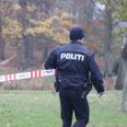 Østjyllands Politi undersøger en hændelse i byen Mørke og har afspærret et område. Foto: Øxenholt Foto.