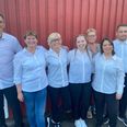 Revyholdet anno 2024 lignede sig selv og dog. Fra v.: Thomas Nymann, Ann Bødker, Lone Sixhøj, Ida Sixhøj (havde afløst sin søster Nanna, som var nedkommet med en herlig datter kort før premieren), Pia Jensen (teknik), Jannie Kjellerup Rauff og Lars 'HP' Petersen. Foto: Lars Norman Thomsen