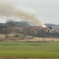 Brandvæsenet formåede at holde ilden væk fra kulturhistorisk bygningsmasse på Møllerup Gods. Foto: Presse-fotos.dk