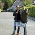Fællesrådsformand Holger Lyngklip Strøm (til venstre) og skoleleder Anders Christian Munthe ved J.P. Larsens Vej, som er en af de store trafikale udfordringer ved Engdalskolen i Brabrand.