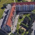 Her på Stendalsvej i Aarhus V opstod der i nat brand i en vaskekælder i etageejendommen.