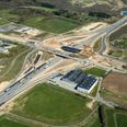 Den gamle bro over E45 Østjyske Motorvej på Silkeborgvej skal rives ned i weekenden 30 og 31 maj. Imens spærres motorvejen. Foto: Aerodan/Vejdirektoratet