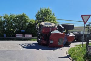 En traktor påsat en vogn væltede på Langelinie mandag eftermiddag.