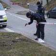 Politiet i færd med at undersøge dæk-spor. Foto: Presse-fotos.dk.