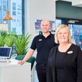 Hos Louis Nielsen Skanderborg er butikschef Karsten Højbjerg Christensen og chefoptiker Susanna Enemark , som også ejer butikken, stolte af titlen som Danmarks bedste arbejdsplads. Pressefoto