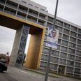 Ved den gyldne port i Gellerup hænger en valgplakat – et mere sjældent syn i området, hvor valgkampen fylder mindre end i midtbyen. Foto: Alexander Jæger Thorsager Nørbjerg